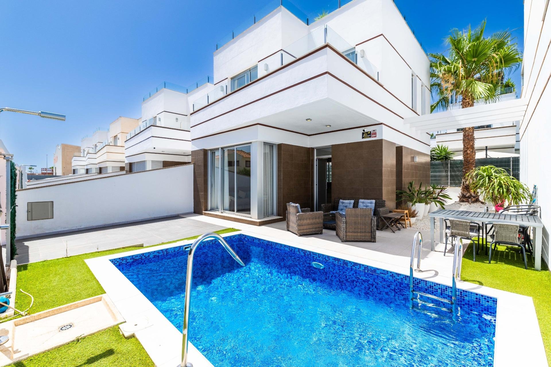 Move-in ready 3 bed, 3 bath villa in Doña Pepa, Ciudad Quesada. Private pool, 40m² rooftop terrace, next to La Marquesa Golf. 15 min to beach. €399,000