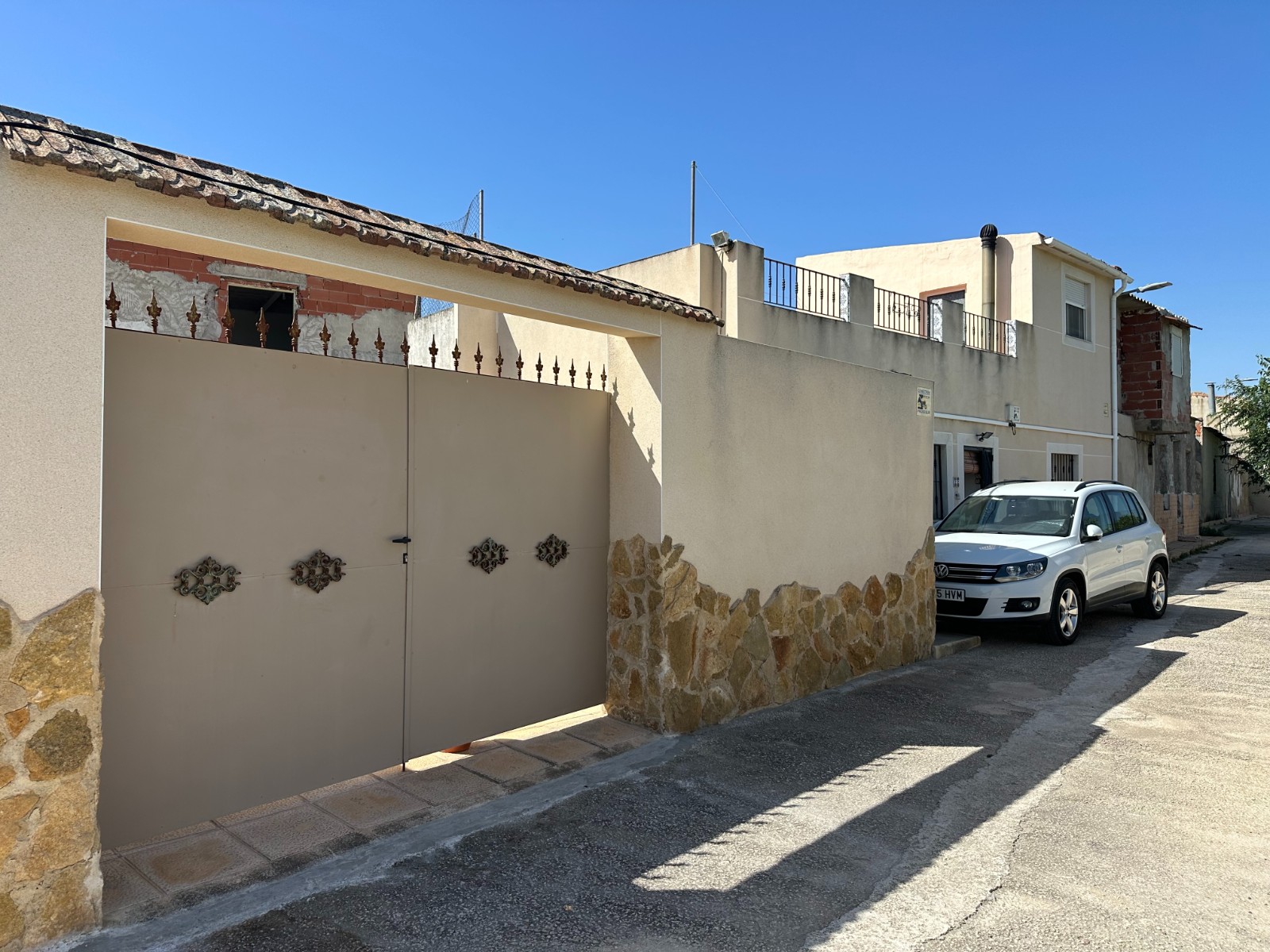 Traditional 3-bed townhouse for sale in Benejúzar, Alicante, mountain views, roof terrace. Ground floor + solarium.