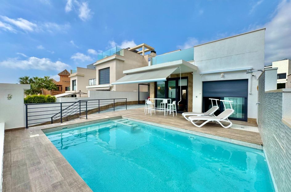 Modern Villa with Views of the Salt Lakes For Sale in San Miguel de Salinas